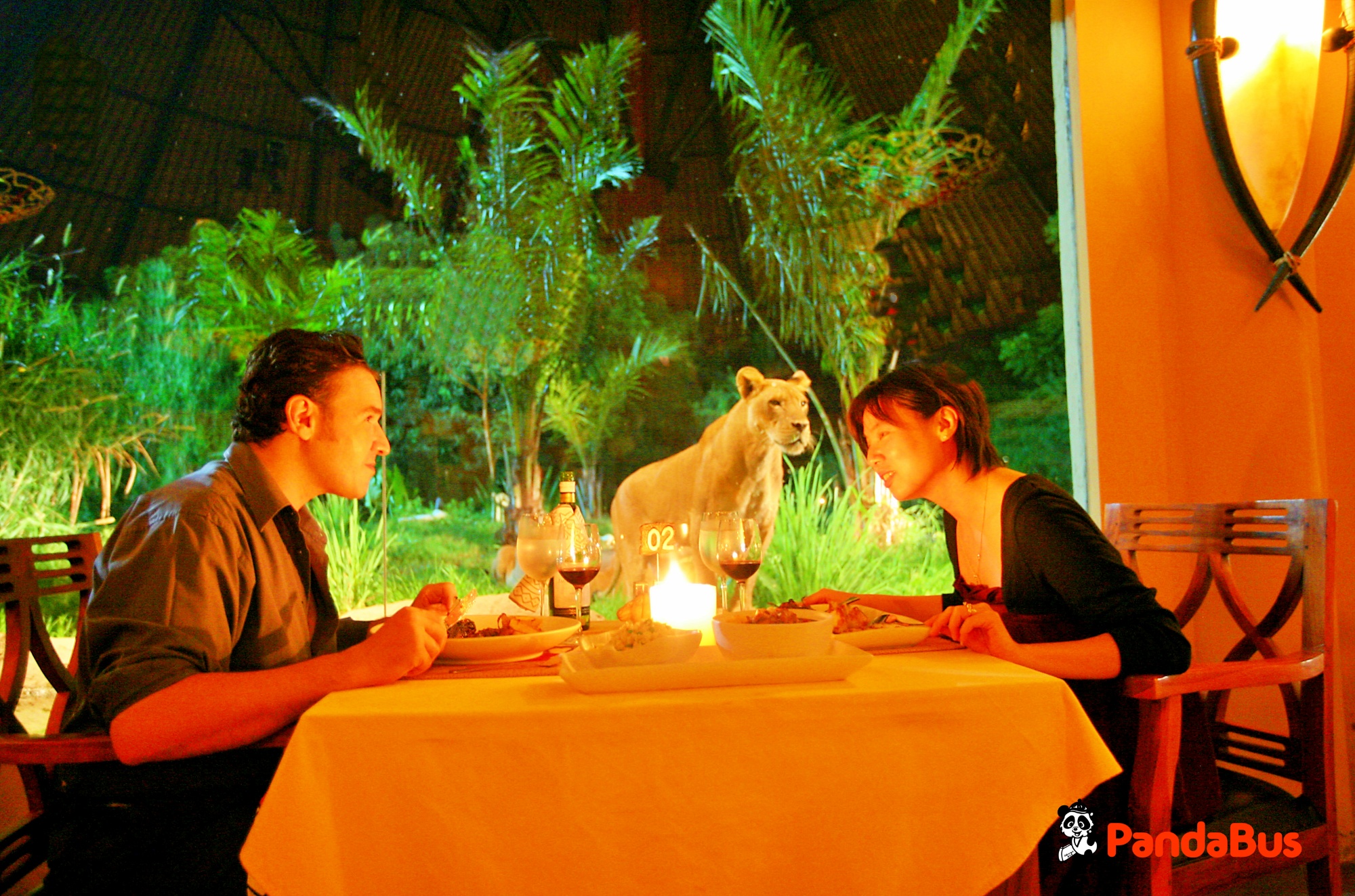 ツァヴォレストランのロビーへご案内